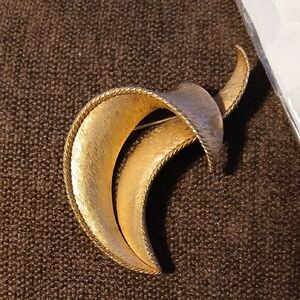 Trifari Gold Tone Twisted Leaf Brooch